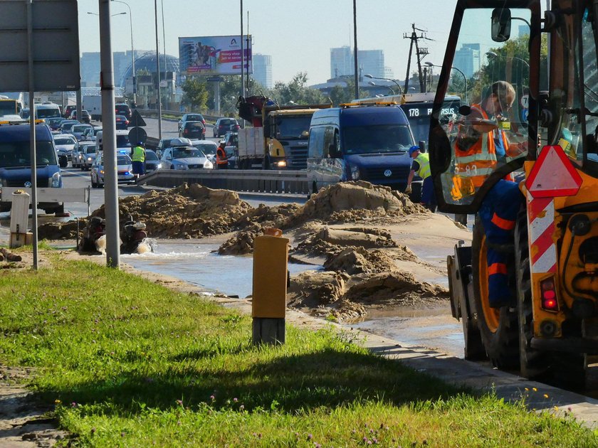 Warszawa: Awaria wodociągowa w stolicy. Woda zalała ulice