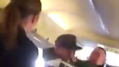 Sokkoló videó: letépte áldozata orrát egy férfi a Ryanair repülőjén