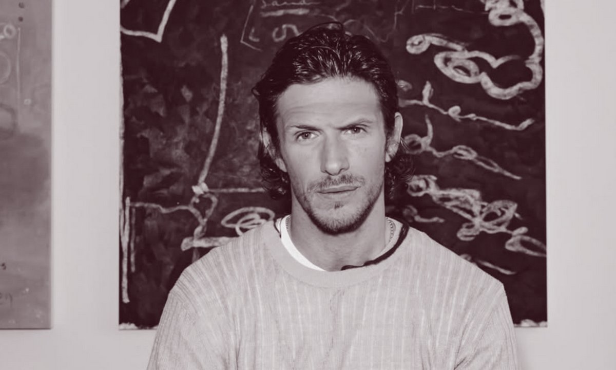 Nie żyje 35-letni brytyjski celebryta. Jake Hall wpadł w szklane drzwi