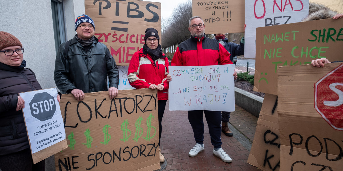 Protest lokatorów z bloków Poznańskiego Towarzystwa Budownictwa Społecznego.