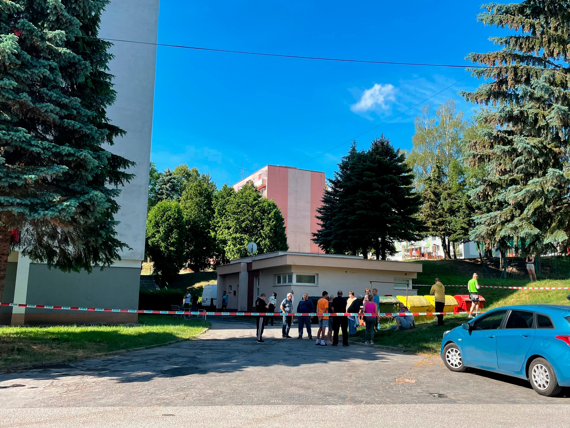 Na snímke panelák, v ktorom v jednom z bytových domov na piatom poschodí vypukol požiar na Okružnej ulici v Handlovej.