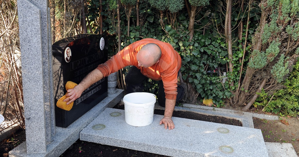 Czym najlepiej myć groby? Trzeba pamiętać o kilku zasadach