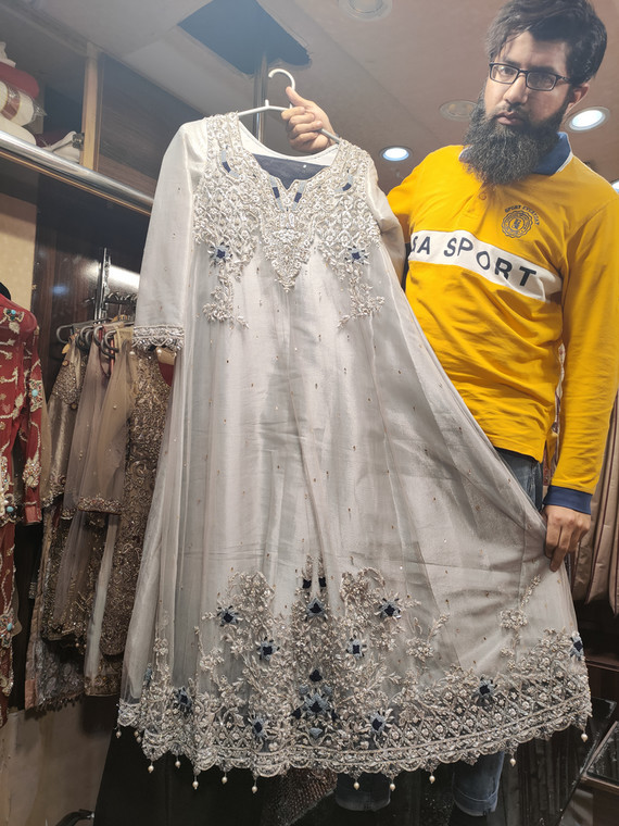 W pakistańskich sklepach z sukniami rządzą mężczyźni 