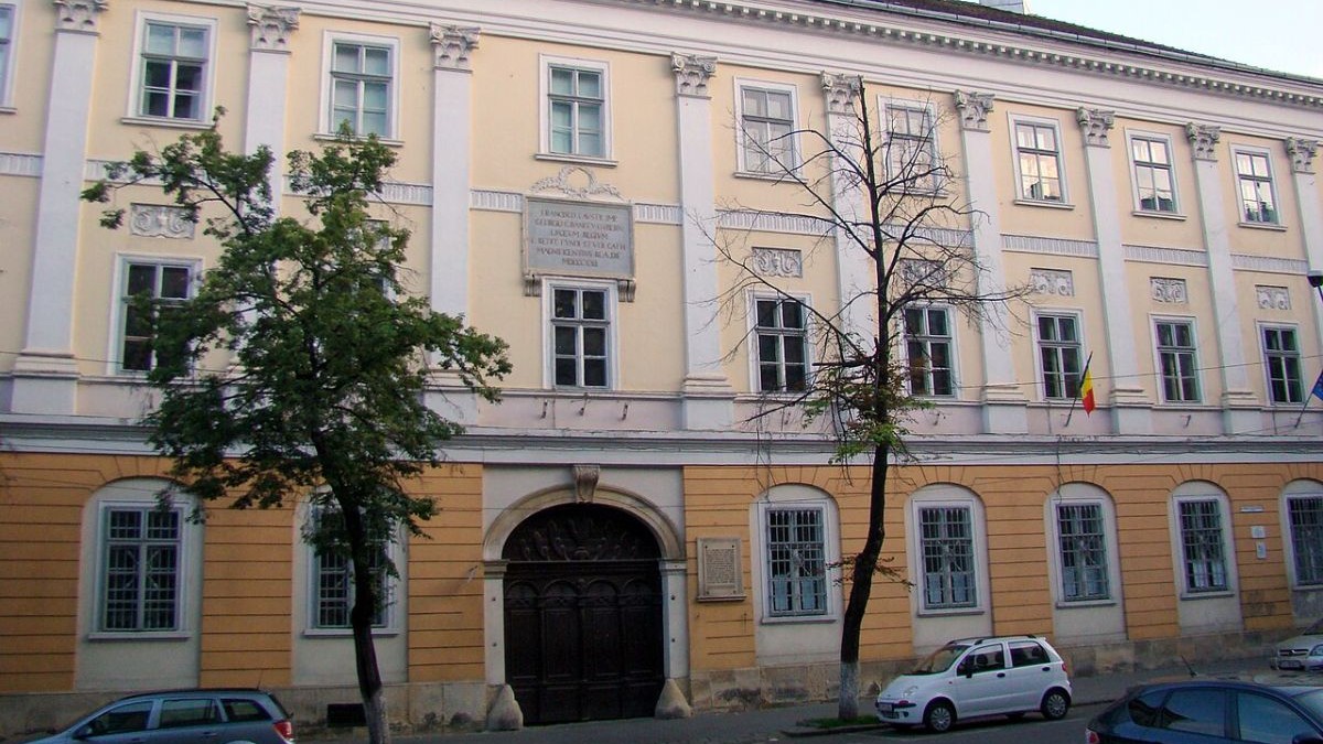 Alertă cu bombă la Liceul Teoretic „Báthory István” din Cluj-Napoca. Elevii au fost trimiși acasă, polițiștii au făcut verificări