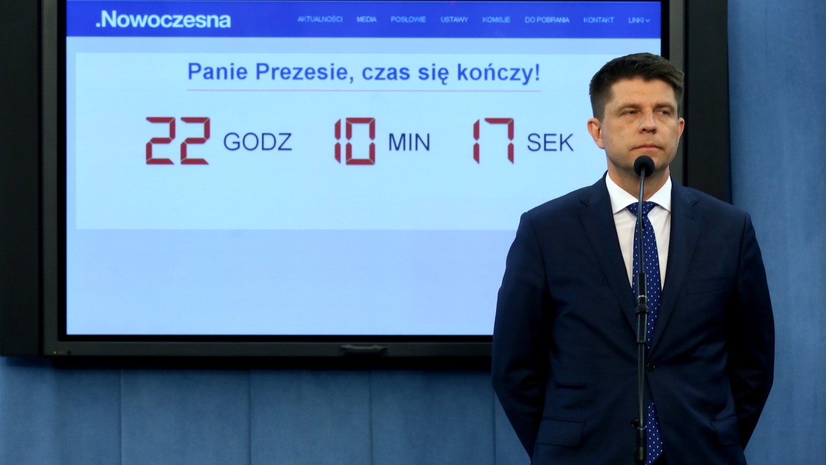 Niedzielne słowa prezesa PiS Jarosława Kaczyńskiego z obchodów 6. rocznicy katastrofy smoleńskiej to nawoływanie do nienawiści – ocenił w poniedziałek szef Nowoczesnej Ryszard Petru. Wyraził żal, że wczoraj "więcej było agresji niż pojednania".