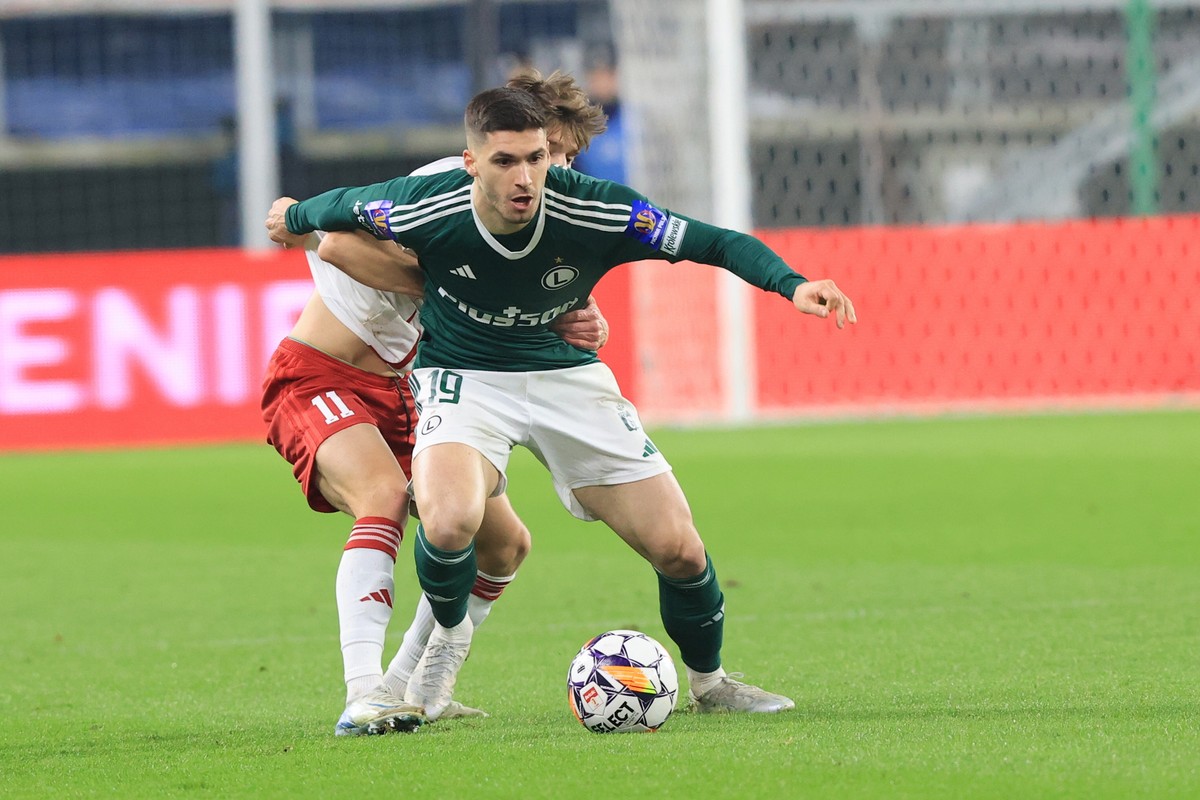 Zawodnik ŁKS Łódź Maksym Sitek (L) i Ruben Vinagre (P) z Legii Warszawa podczas meczu 1/8 finału piłkarskiego Pucharu Polski