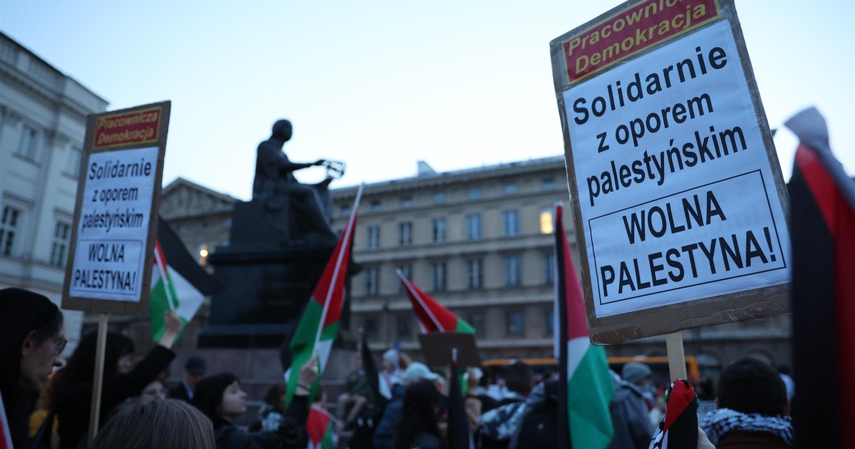 Crowds in central Warsaw.  Some people in the colors of Israel, others in the colors of Palestine