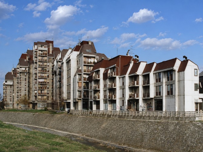 Lepa Brena, zgrada u Kragujevcu