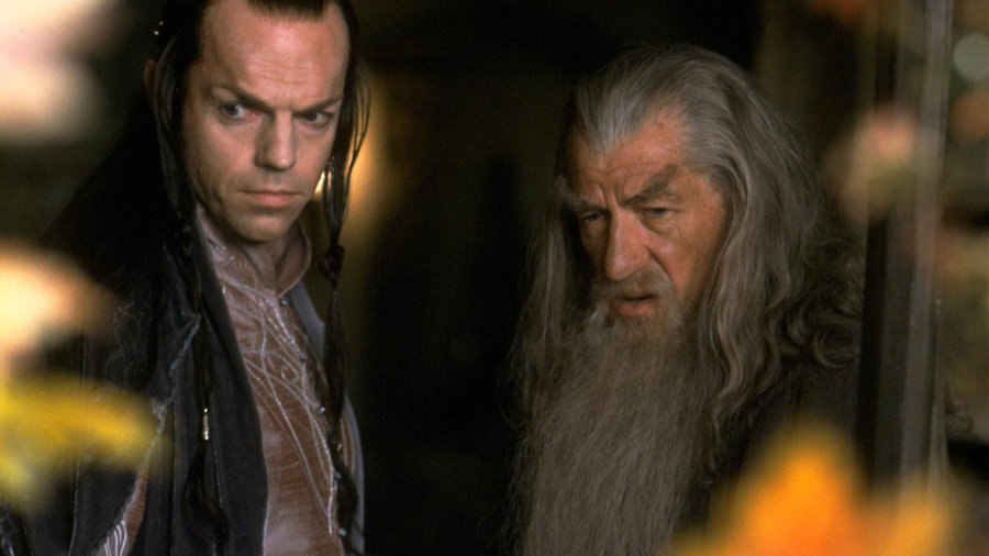 Hugo Weaving jako Elrond i Ian McKellen jako Gandalf w filmie "Władca Pierścieni: Drużyna pierścienia" (2001)