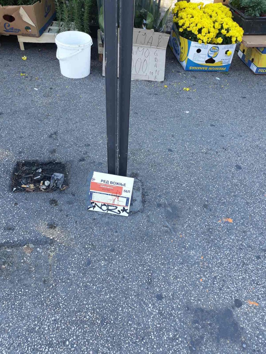 Od siline udarca tabla je pala na zemlju