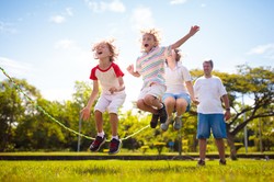 Słaba kondycja uczniów podstawówek. Nie potrafią skakać na skakance, robić "fikołków"