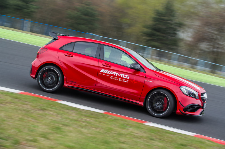 Pokaz mocy i prezentacja nowości – rozpoczęcie nowego sezonu AMG Driving Academy