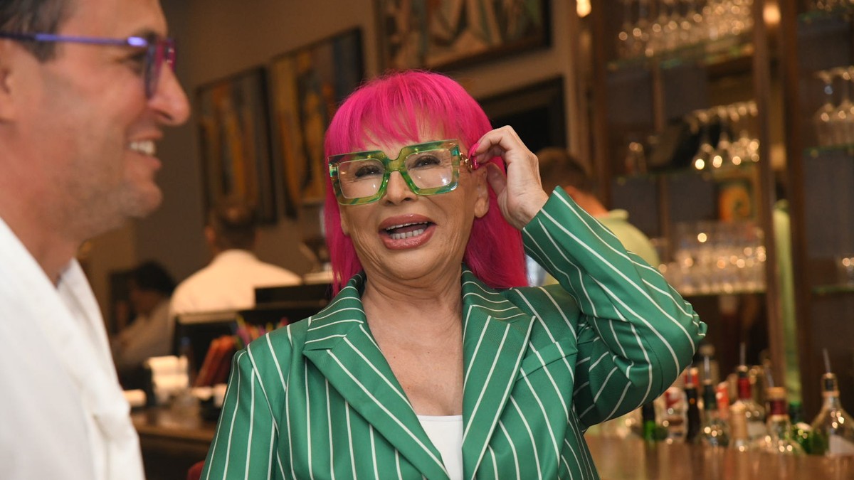 ROZE JAJA I CVEĆE KOJE VISI SA PLAFONA Sin Zorice Brunclik pokazao prazničnu trpezu: Evo šta se sada dešava u domu pevačice