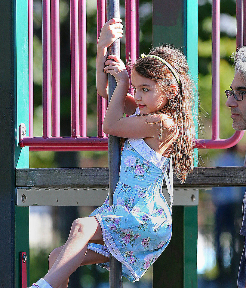 2012 rok, Suri Cruise na placu zabaw