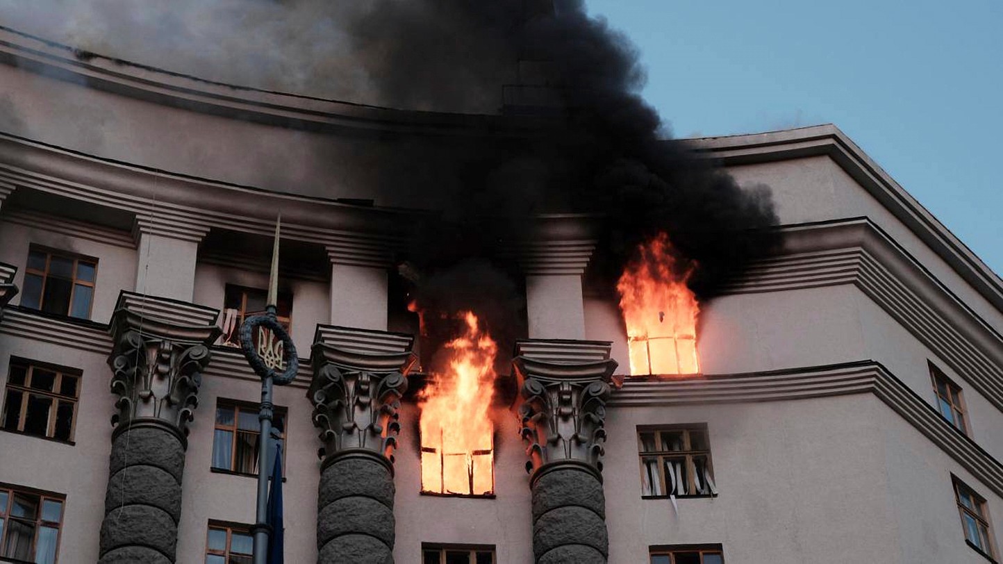 Požiar v budove kabinetu ministrov po ruskom útoku v Kyjeve na Ukrajine v nedeľu 7. septembra 2025.