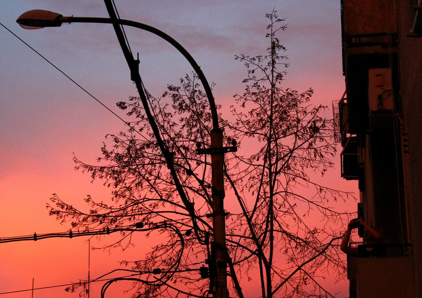 Žena fotografiše nebo sa svoje terase, foto: Mateja Beljan