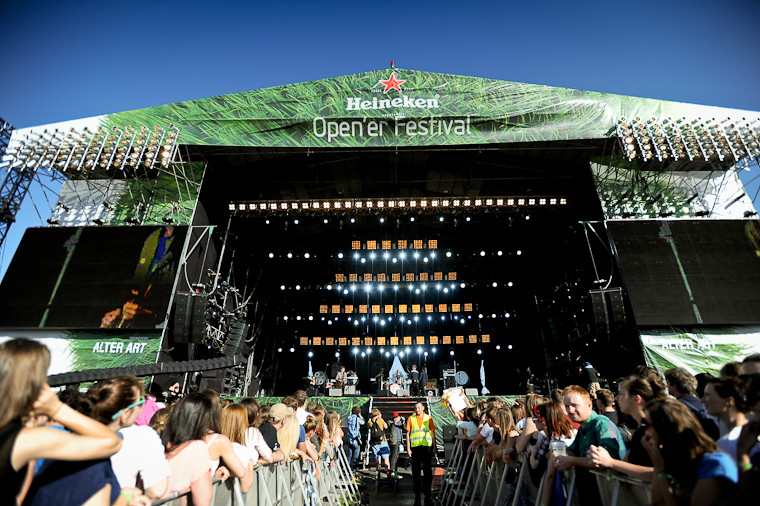 Publiczność pod sceną na festiwalu Heineken Open'er (fot. Artur Rawicz/Onet)