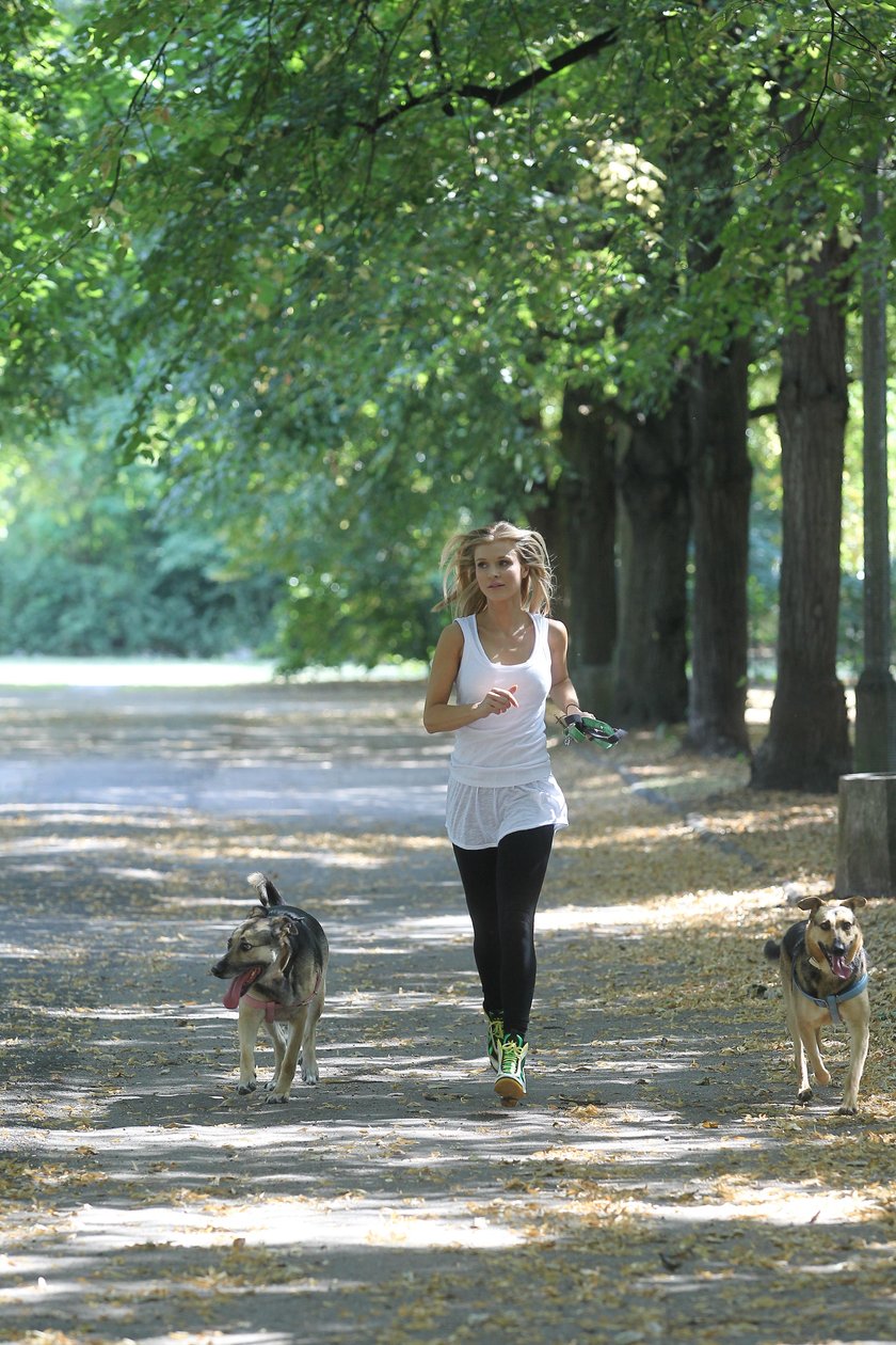 Joanna Krupa na joggingu z psami