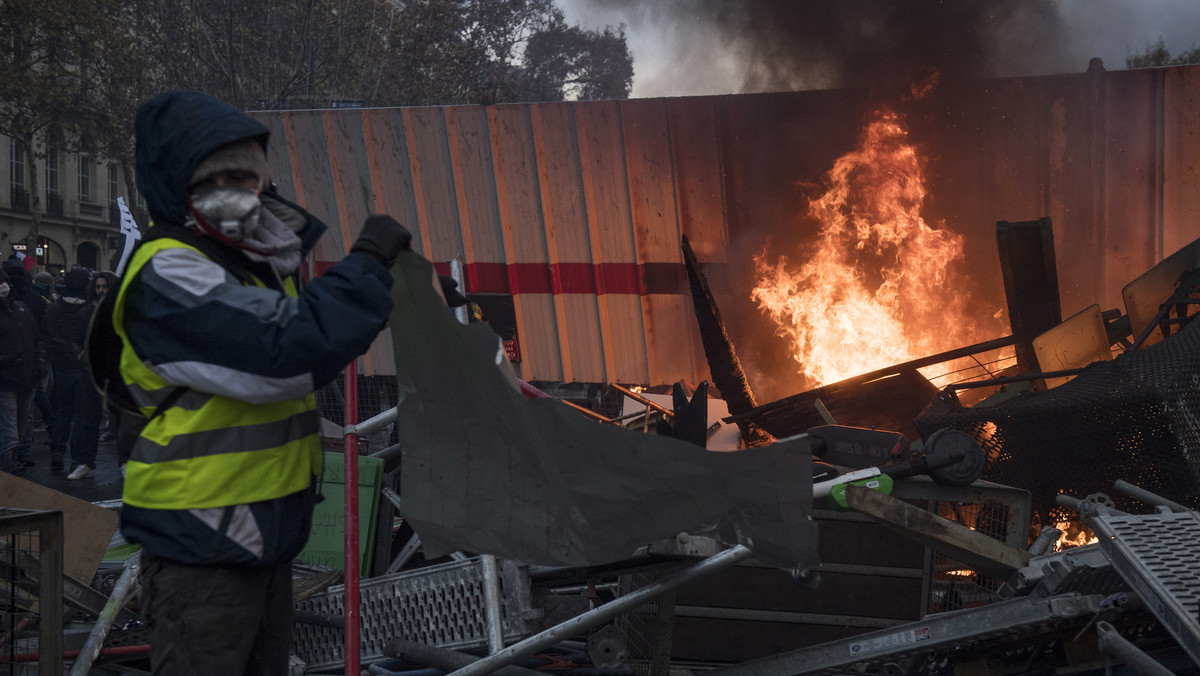 Mimo że wczorajsza manifestacja tzw. ruchu "żółtych kamizelek" zakończyła się starciami z policją na Polach Elizejskich, podpalaniem barykad i rabowaniem sklepów, francuskie media nie obarczają winą za tę sytuację protestujących, lecz zwykłych chuliganów.