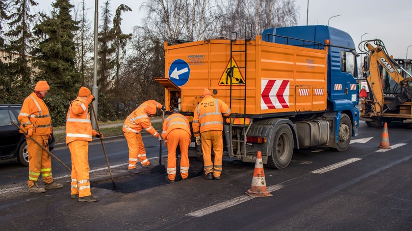 Drogowcy łatają dziury po zimie