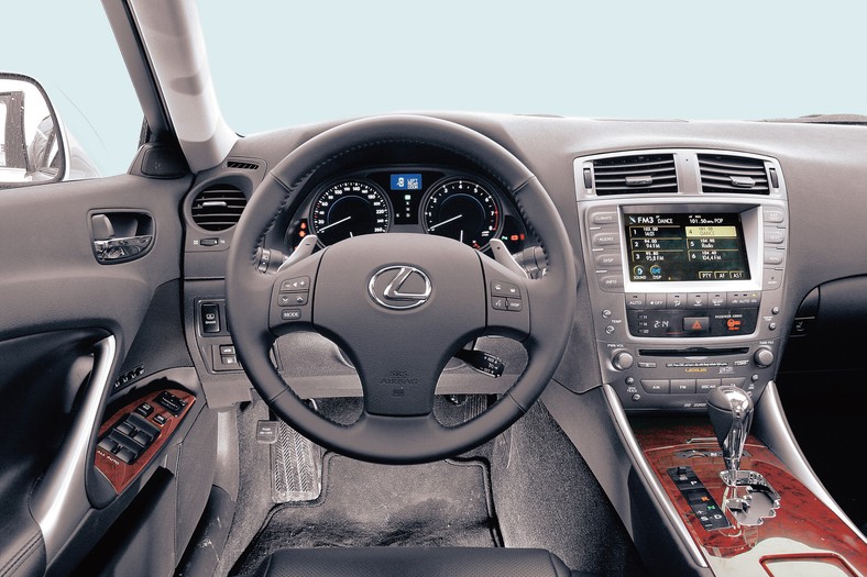 Lexus IS 250 Prestige z archiwum Auto Świata