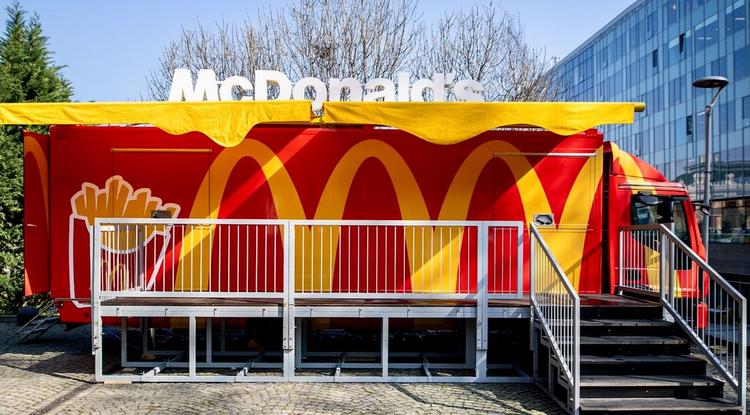 Kamionos McDonalds nyit a Nyugatinál, amíg felújíjtják az éttermet