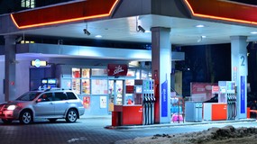 Kiedy paliwo na stacjach stanieje? Minister wskazuje konkretną datę