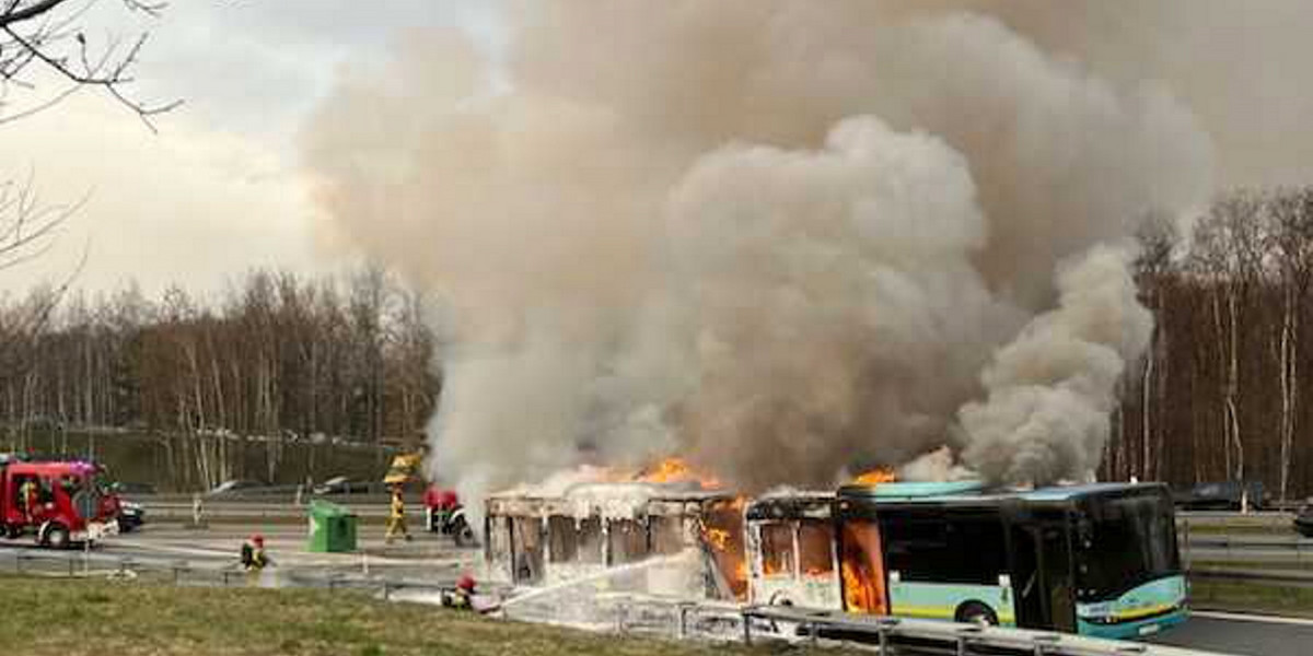 Pożar autobusu miejskiego na autostradzie A4. 