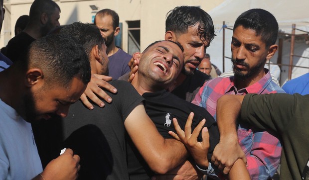 Palestinci žale za stradalima u izraelskom napadu u Deir al Balahu ispred bolnice Mučenika al Akse u Gazi 1. avgusta