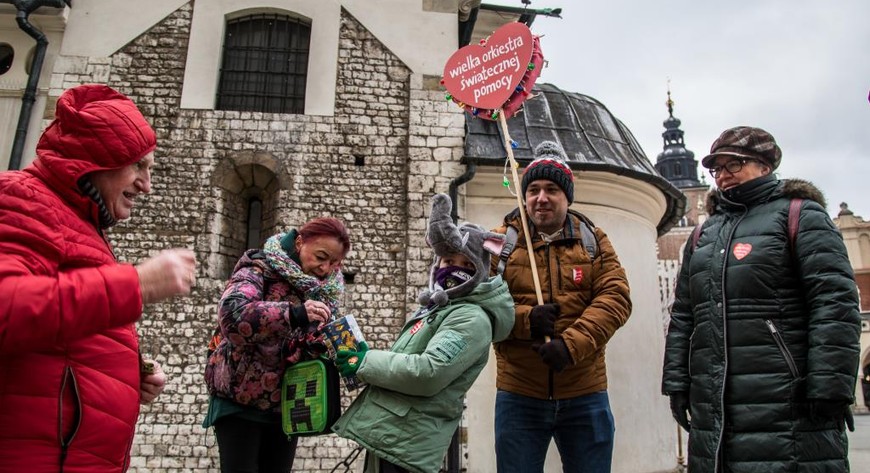 Krakowski finał WOŚP w 2024 r.łącznie tworzy osiem sztabów. Kwestować będzie ok. 2 tys. wolontariuszy z tradycyjnymi tekturowymi puszkami.