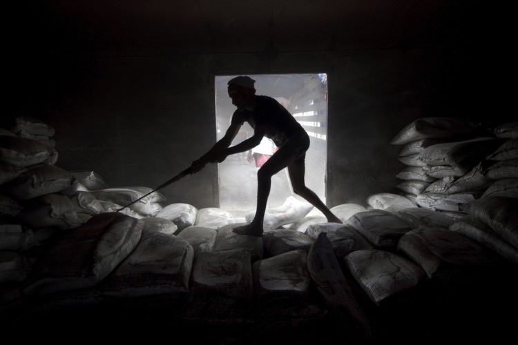 Mieszkaniec Indii w magazynie, Bombaj, Indie. Autor: Kuni Takahashi, kategoria: 'Świat pracuje 2012'