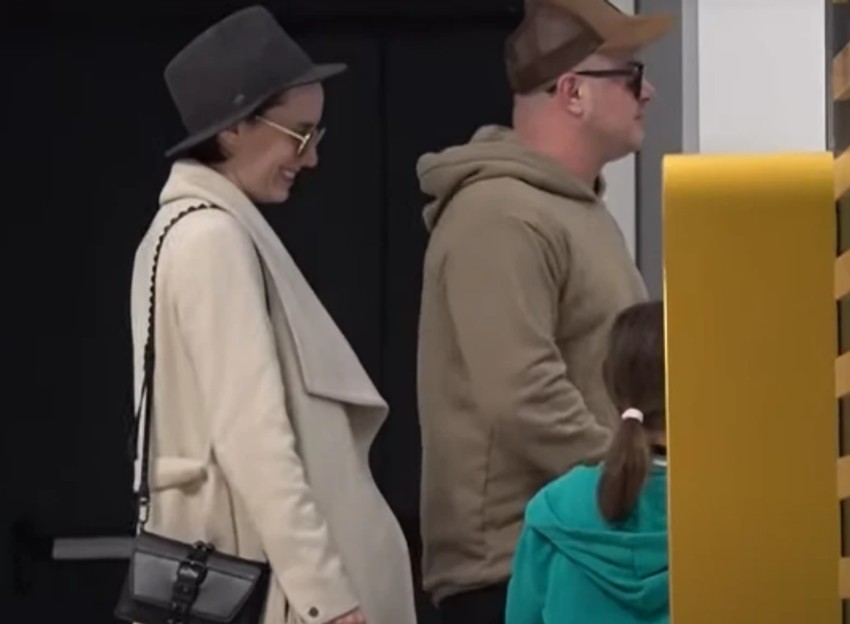 Sale Tropiko sa devojkom