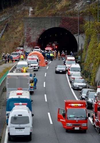 Zawalił się tunel, zapaliły się auta