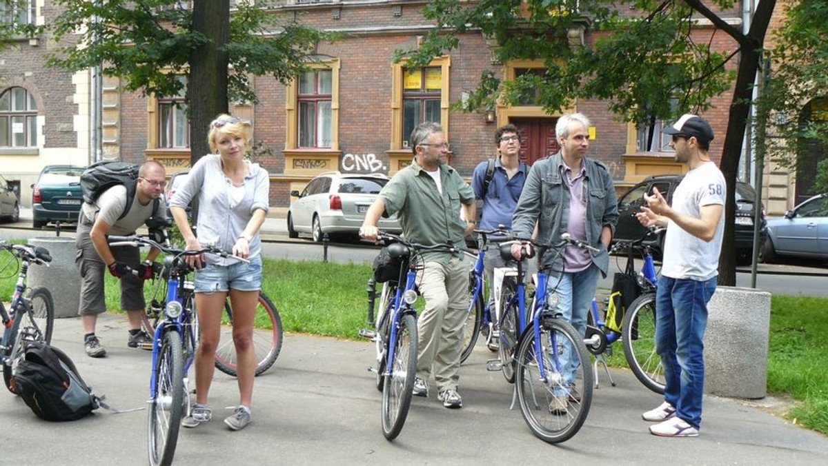 RoweRes, operator wypożyczalni miejskich rowerów chce w przyszłym roku ustawić kilkadziesiąt nowych stacji z jednośladami. Do 31 października swoje propozycje lokalizacji mogą zgłaszać krakowianie wysyłając e-maile opatrzone hasłem KRM na adres sekretariatb@zikit.krakow.pl lub bmysliwiec@zikit.krakow.pl.