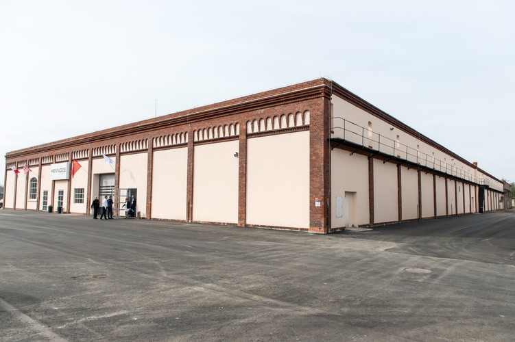 Inwestor zadeklarował zatrudnienie około 500 pracowników w ciągu pięciu lat. W pierwszym etapie, do końca tego roku, ma ich być ok. 70. W połowie przyszłego roku w zakładzie ma już pracować około 180-200 osób. Na razie zatrudniono niespełna 30 pracowników.
<br>
Na lokalizację fabryki wybrano hale po dawnych zakładach przemysłu bawełnianego Frotex, nabyte przez prudnicki samorząd od zakładu, a później także od syndyka masy upadłościowej. Kosztem 3 mln zł samorząd rozpoczął inwestycje służące przystosowaniu kompleksu do potrzeb nowych inwestorów. 300 tys. zł dołożył niedawno samorząd woj. opolskiego.<br><br> fot. (sko) PAP/Maciej Kulczyński