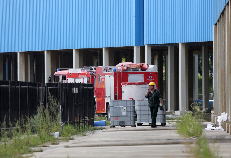 ŚWIERŻE GÓRNE ELEKTOROWNIA KOZIENICE WYCIEK MAZUTU (strażacy na miejscu wycieku)