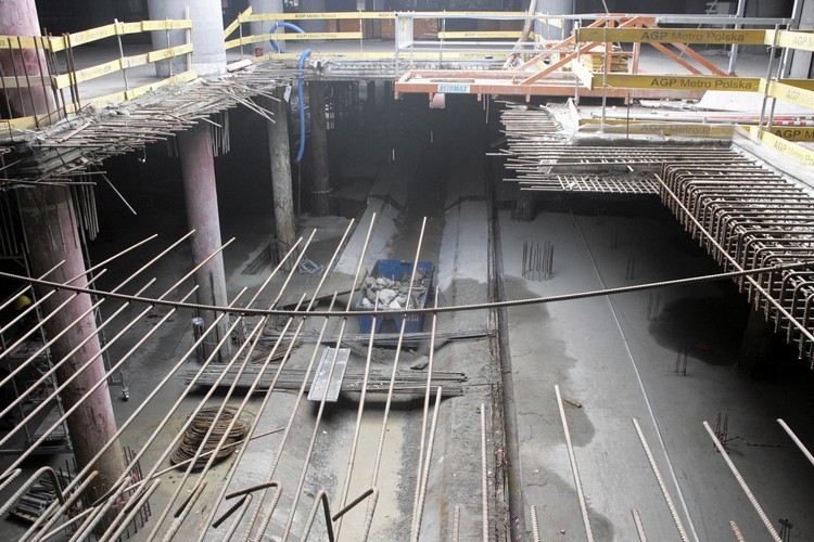 Stacja będzie zlokalizowana w okolicy skrzyżowania ul. Sokolej i ul. Jagiellońskiej; na zachód od ul. Zamojskiego – w pobliżu Stadionu Narodowego i Ronda Waszyngtona. Aby stacja powstała wykonano mur oporowy Portu Praskiego, przebudowano blisko 1,7 km instalacji elektrycznych oraz 400 metrów kanalizacyjnych, wybudowano ponad kilometr murków prowadzących - podaje Urząd Miasta.