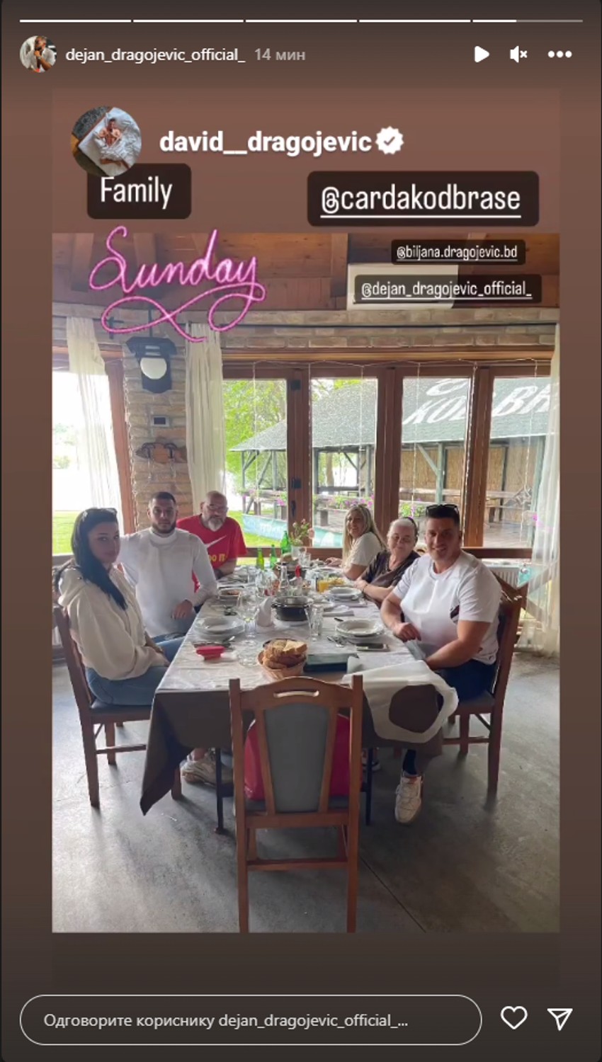 Dejan sa porodicom na ručku