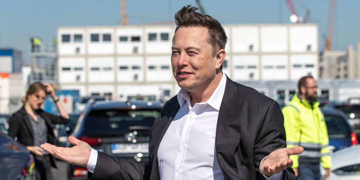 Firma Elona Muska musi "zabezpieczyć finansowo" inwestycję pod Berlinem i wpłacić w tym celu 100 mln euro kaucji. Dopóki tego nie zrobi, nie będzie mogła kontynuować prac.