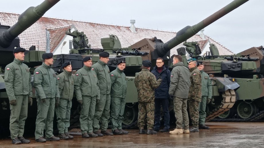 Premier Mateusz Morawiecki podczas przekazania pierwszych czołgów K2 dla polskich żołnierzy 