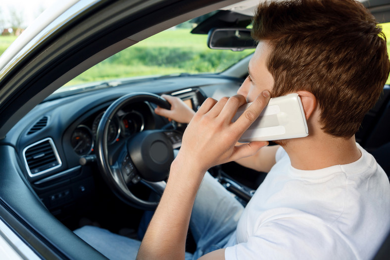 Kierowca rozmawiający przez telefon (zdj. ilustracyjne)