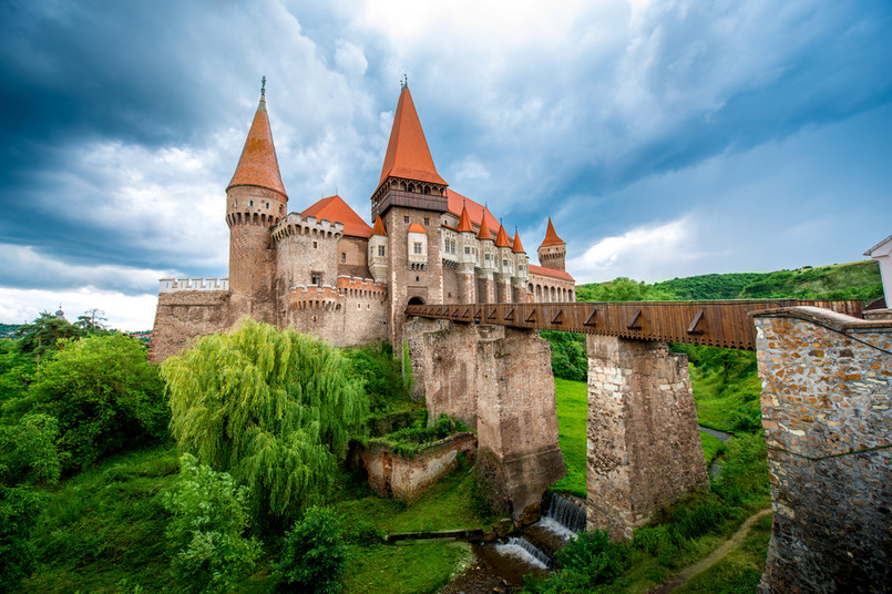 Zamek w Hunedoarze (Castelul Corvinilor) Gotycki zamek usytuowany w Siedmiogrodzie (w obrębie urokliwego, karpackiego masywu Poiana Ruscă) był ufortyfikowaną rezydencją królewską i nigdy nie spełniał funkcji czysto militarnych. Kompleks w Hunedoarze jest jednym z najlepszych przykładów gotyckiej architektury obronnej na obszarze historycznych Węgier.