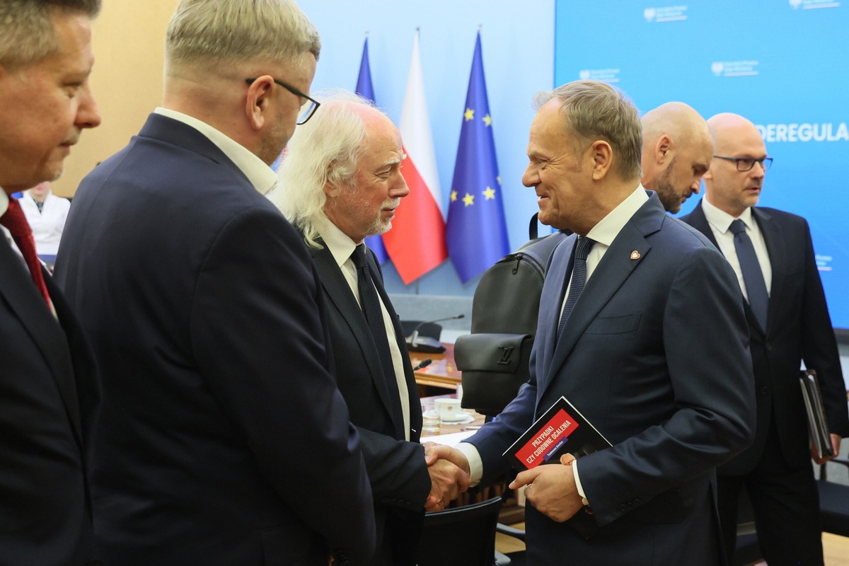 "Tak naprawdę uwolnienie polskiej gospodarki i szerzej, polskiego życia społecznego od nadmiaru regulacji, leży w interesie wszystkich Polaków" – podkreślił wczoraj Donald Tusk.