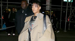 Rihanna w obszernym płaszczu i wysokich kozakach