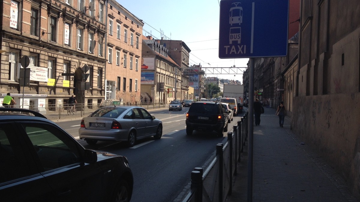 Na ulicy Traugutta tramwaje nie będą stać dłużej w korku razem z samochodami. Właśnie zakończono prace przy wydzielaniu torowiska. Na zmianach skorzystają też taksówki. Stracą zwykli kierowcy, bo teraz zamiast dwóch pasów, mają do dyspozycji tylko jeden. Już pierwszy dzień pokazał, że przejazd samochodem przez Traugutta to będzie droga przez mękę.