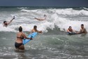 Cocoa Beach we wschodniej Florydzie. Przed nadejściem huraganu, który uderzył w półwysep od zachodu, grupa osób korzystała z kąpieli