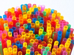 Słomki, plastikowe sztućce czy patyczki higieniczne znikną z półek. Tak zdecydował PE. Co w zamian?