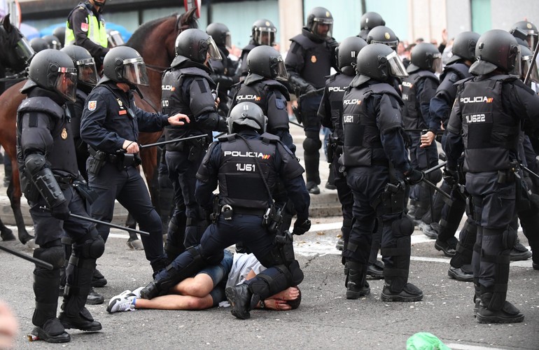 Kibice Legii znów narobili wstydu w Europie. Bili się z hiszpańską policją przed meczem z Realem