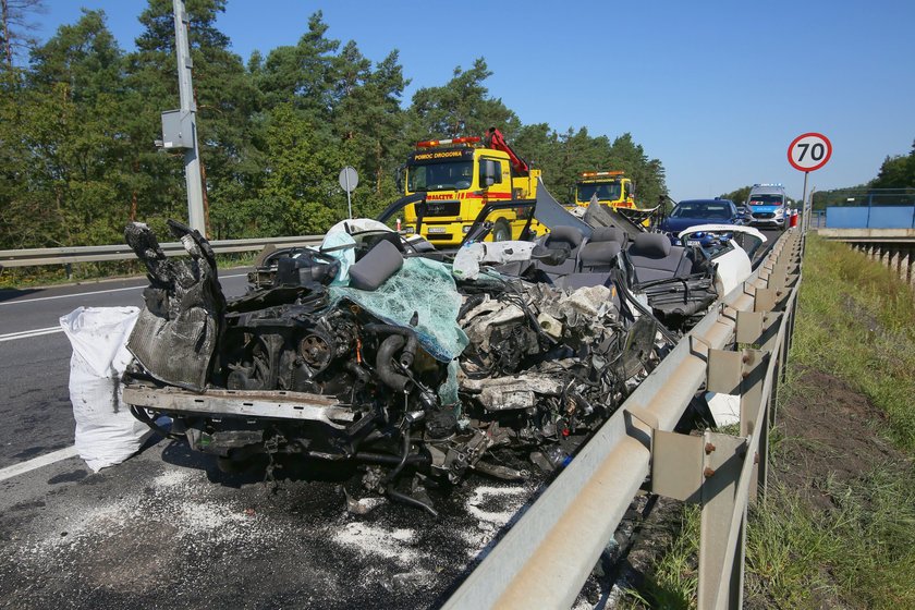 Koszmarny wypadek w Wielkopolsce. Nie żyją dwie osoby, siedem jest rannych