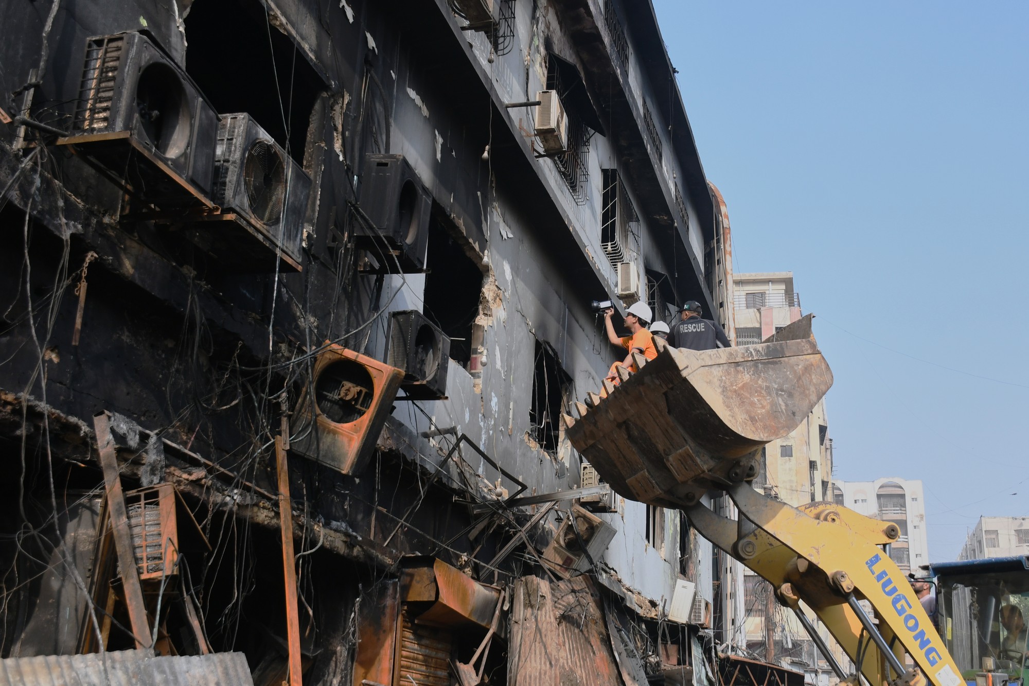 V pakistanskom meste Karáči vypukol rozsiahly požiar nákupného centra.